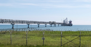 석유시추현장 (기업독재).png