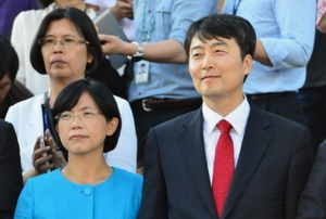 이정희 이석기 당선인 (하나의 민족).png