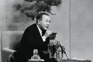 다나카 가쿠에이 퇴임 기자회견.jpg