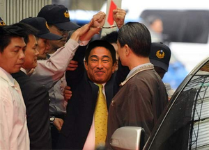 구속되는 기시다.png