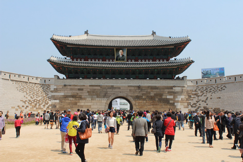 파일:박헌영 초상화 걸린 숭례문.png