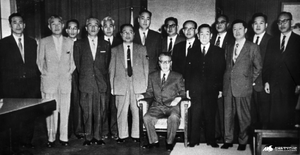 허정 내각 출범 기념 사진.png