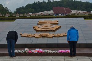 공화국영웅 조형물.jpg